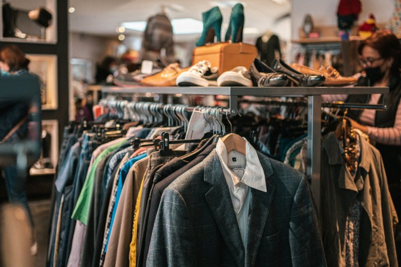 THRIFT SHOP Ở MỸ LÀ GÌ? VĂN HÓA TÁI SỬ DỤNG ĐỒ CŨ